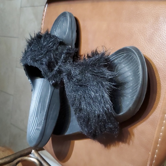 Mens Size 11 Adidas Black Slides Furry Fuzzy Sandals Shoes - Picture 1 of 4